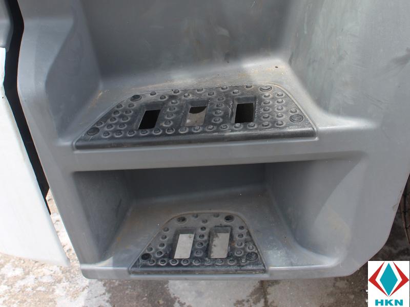 bac-len-xuong-xe-tai-fuso-fj-1 Xe Tải Fuso 3 Chân 13 Tấn Gắn Cẩu Unic 5 Tấn 4 Khúc