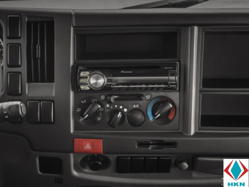 bang-dieu-khien-trung-tam-xe-tai-isuzu-frr Xe Tải Isuzu FRR90N 4T2 Gắn Cẩu Unic 3 Tấn 6 Khúc