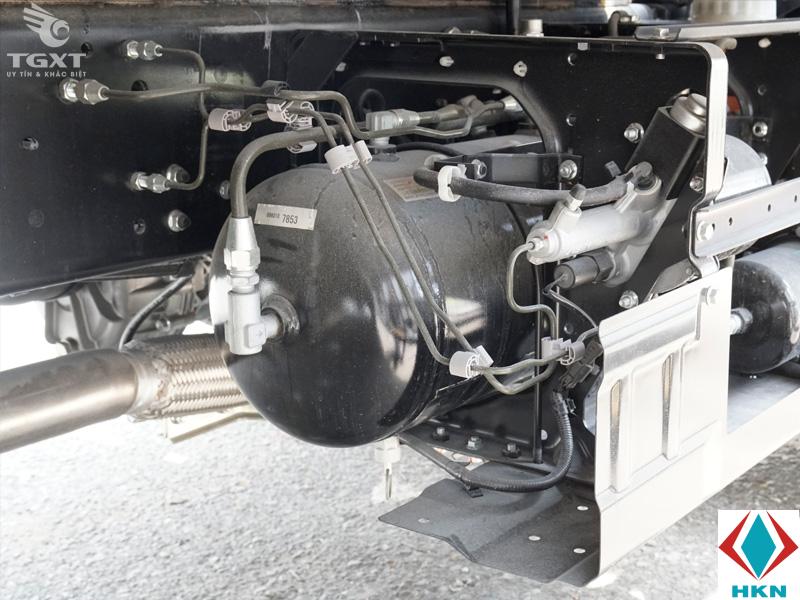 binh-hoi-xe-tai-isuzu-frr650 Xe Tải Isuzu FRR90N 4T2 Gắn Cẩu Unic 3 Tấn 6 Khúc