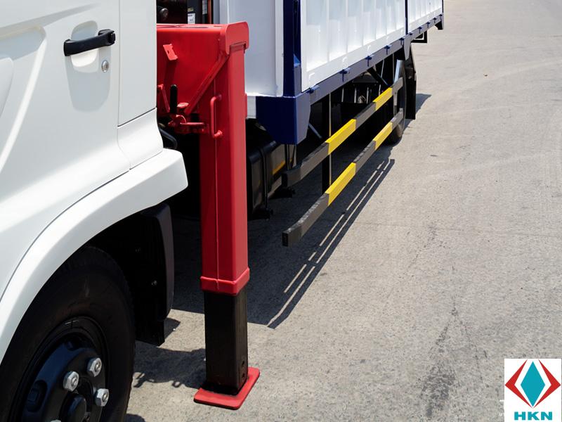 chan-tu-xe-tai-hino-gan-cau-unic-550 Xe Tải Hino FC 6 Tấn Gắn Cẩu Unic 5 Tấn 5 Khúc URV550