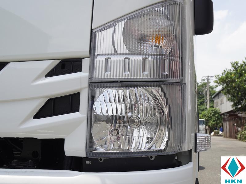 cum-den-xi-nhan-phia-truoc-xe-tai-isuzu-series-n Xe Tải Isuzu NPR85K 2 Tấn Gắn Cẩu Unic 3 Tấn 5 Khúc
